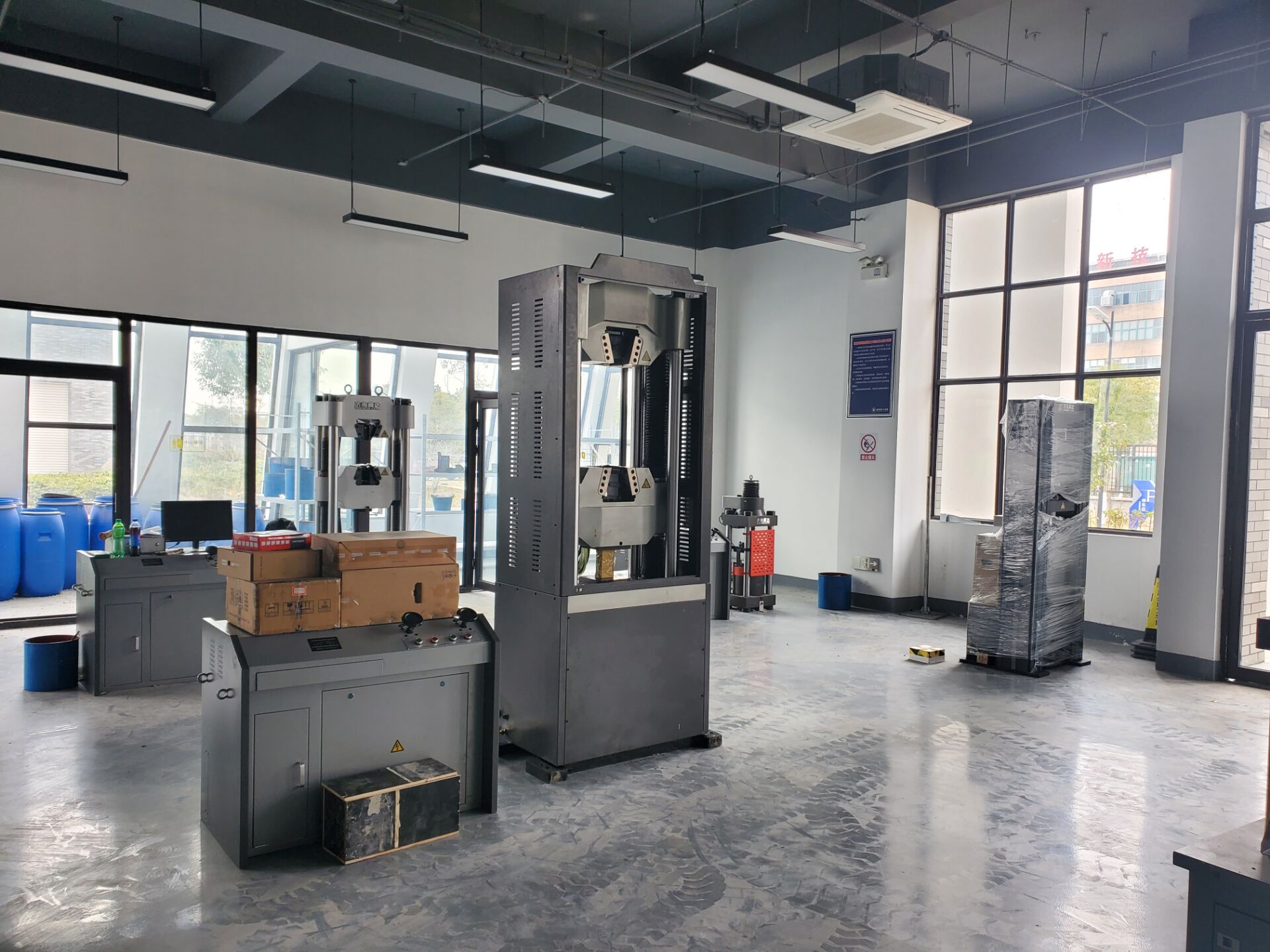 某大學萬能試驗機安裝調(diào)試完成